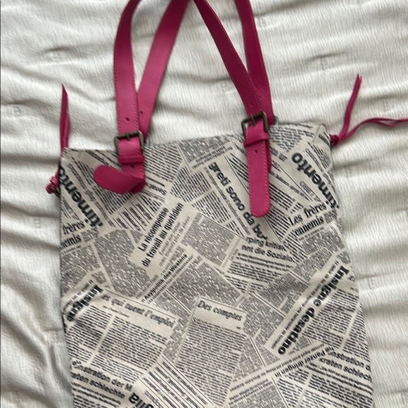 Mauricio taiuti tote Stylish Pink and Cream Newspaper Print Tote Bag - Picture 1 of 2